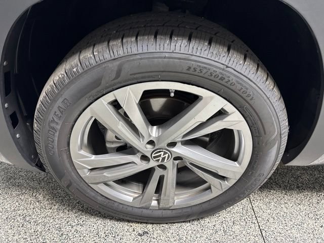 Used 2024 Volkswagen Atlas Cross Sport SEL R-Line AWD/4WD image 3