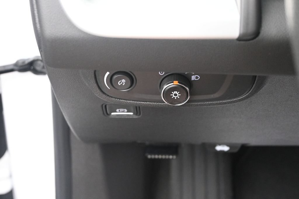 Used 2024 GMC Terrain SLE w/ Driver Convenience Package FWD image 29