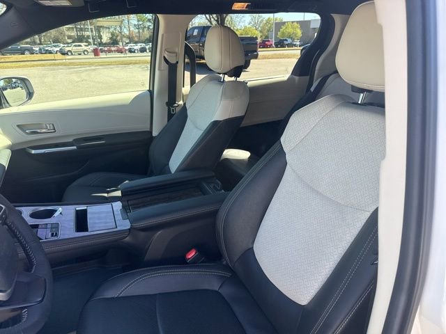 Used 2025 Toyota Sienna Limited image 23