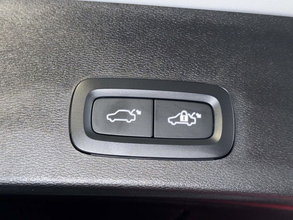 Used 2024 Volvo XC40 Recharge Plus w/ Protection Package Premier image 18