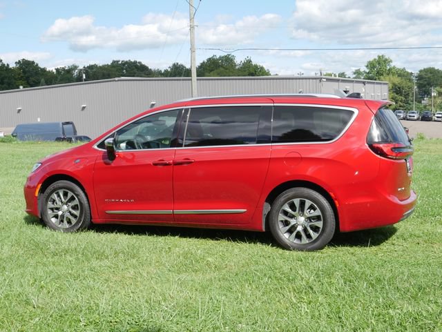 Used 2025 Chrysler Pacifica Pinnacle FWD image 10