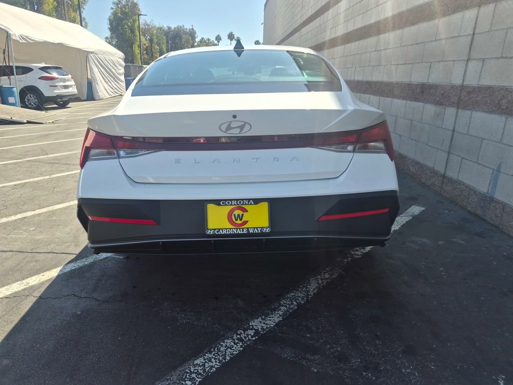 Used 2025 Hyundai Elantra SE w/ Cargo Package image 7
