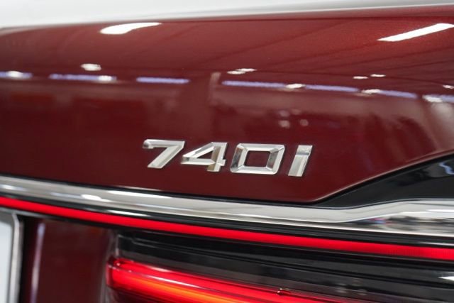 Used 2021 BMW 740i xDrive w/ M Sport Package image 10