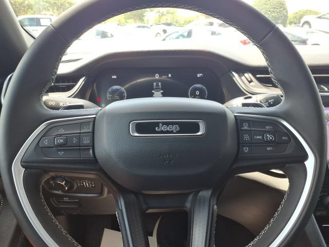 Used 2025 Jeep Grand Cherokee Laredo RWD image 22