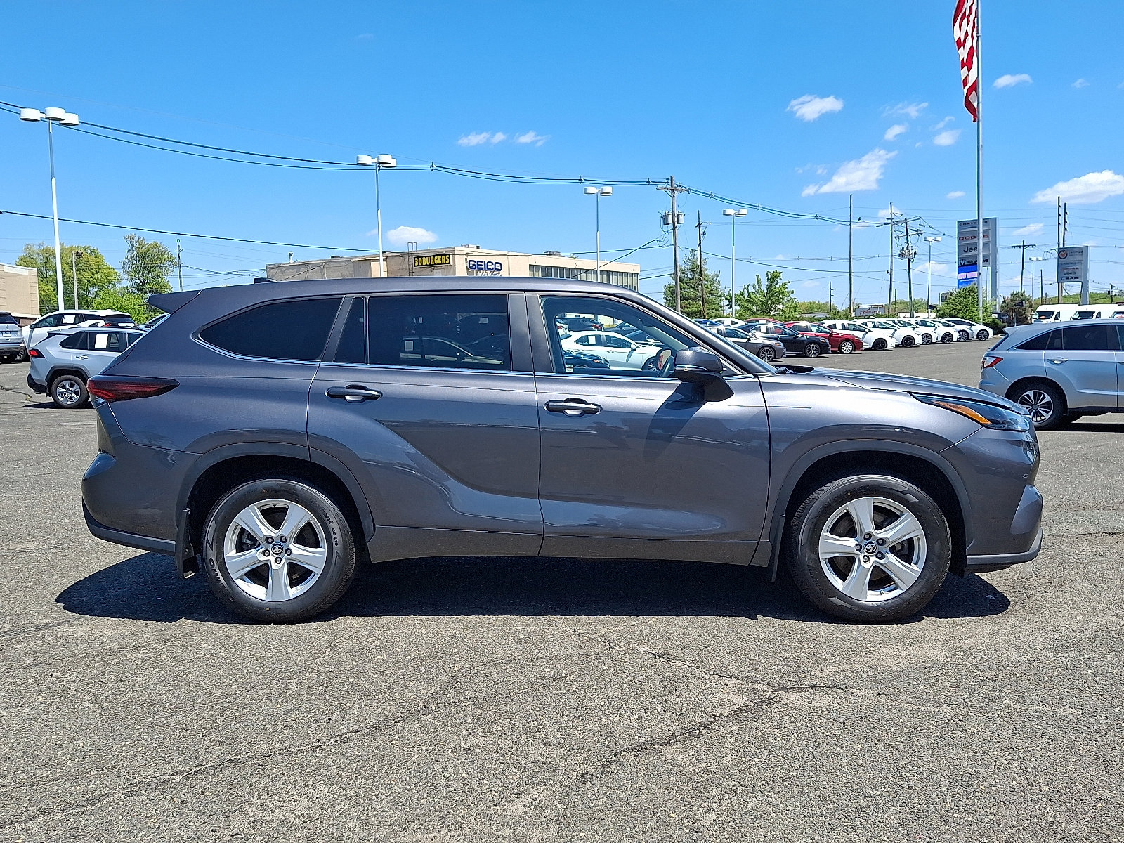 Used 2024 Toyota Highlander LE AWD/4WD image 8