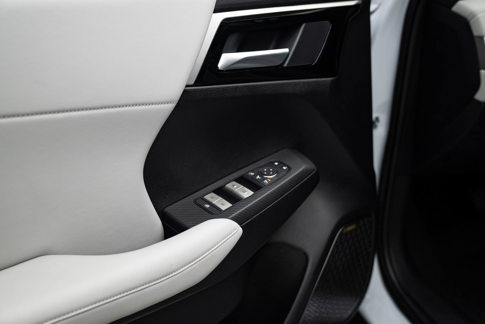 Used 2025 Mitsubishi Outlander SE image 23