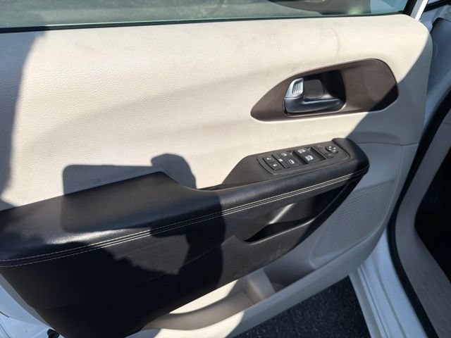 Used 2022 Chrysler Voyager LX FWD image 15