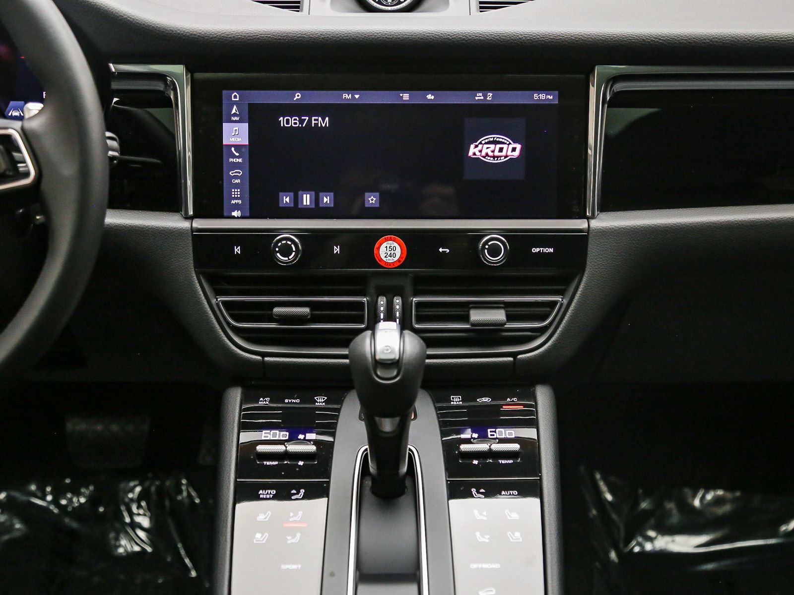 Certified 2026 Porsche Macan AWD/4WD image 17