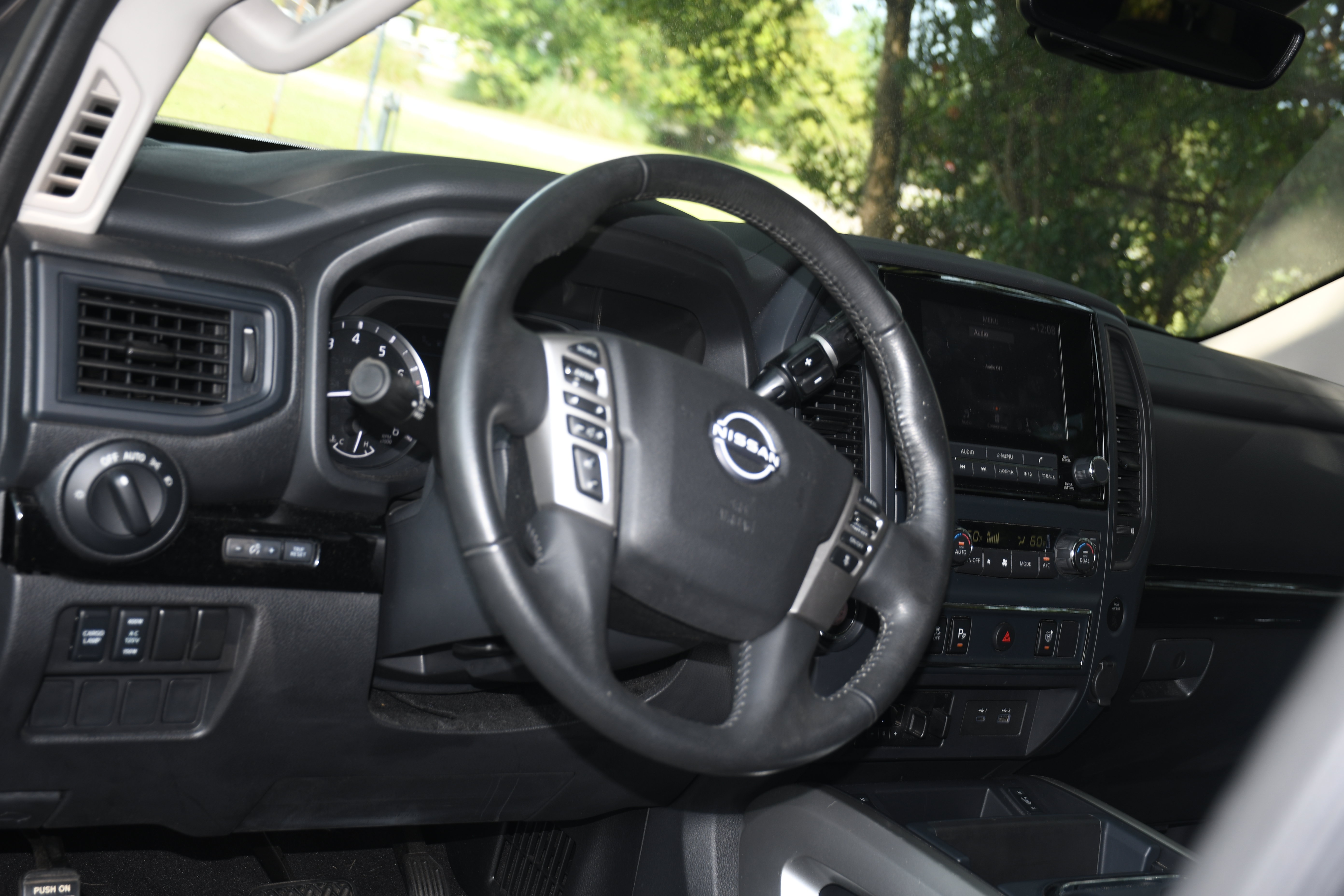 Used 2023 Nissan Titan SV w/ SV Convenience Package RWD image 8