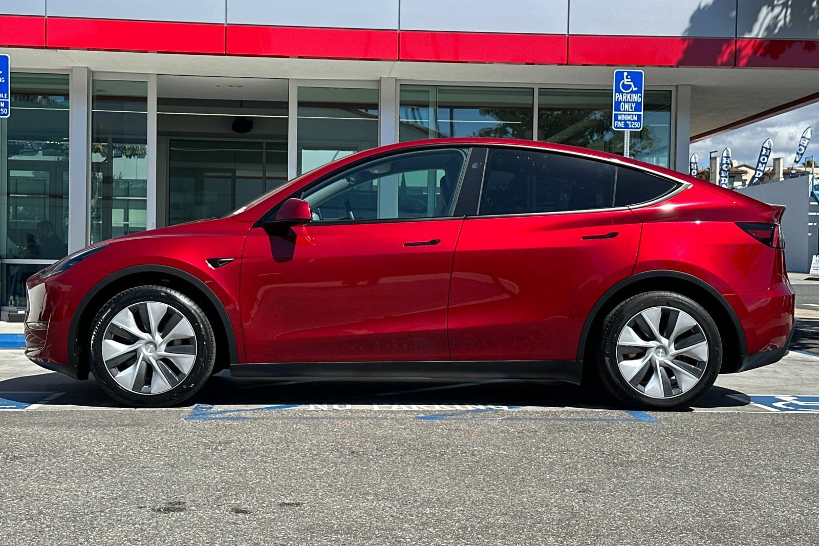 Used 2024 Tesla Model Y Long Range AWD/4WD image 7