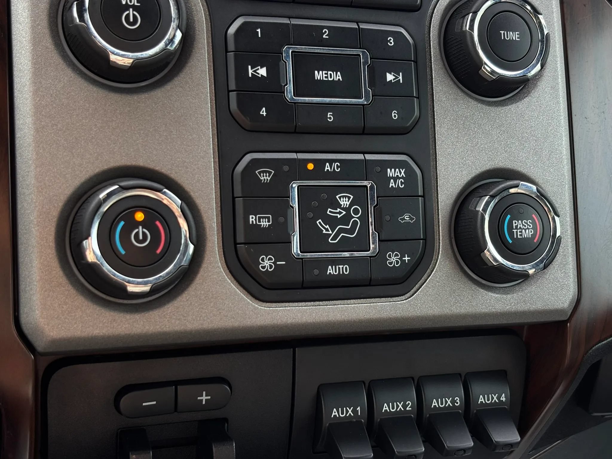 Used 2015 Ford F250 Lariat w/ Chrome Package AWD/4WD image 45