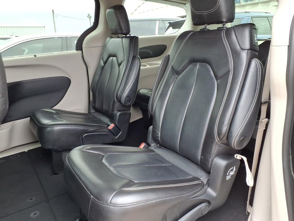 Used 2023 Chrysler Pacifica Touring-L image 16