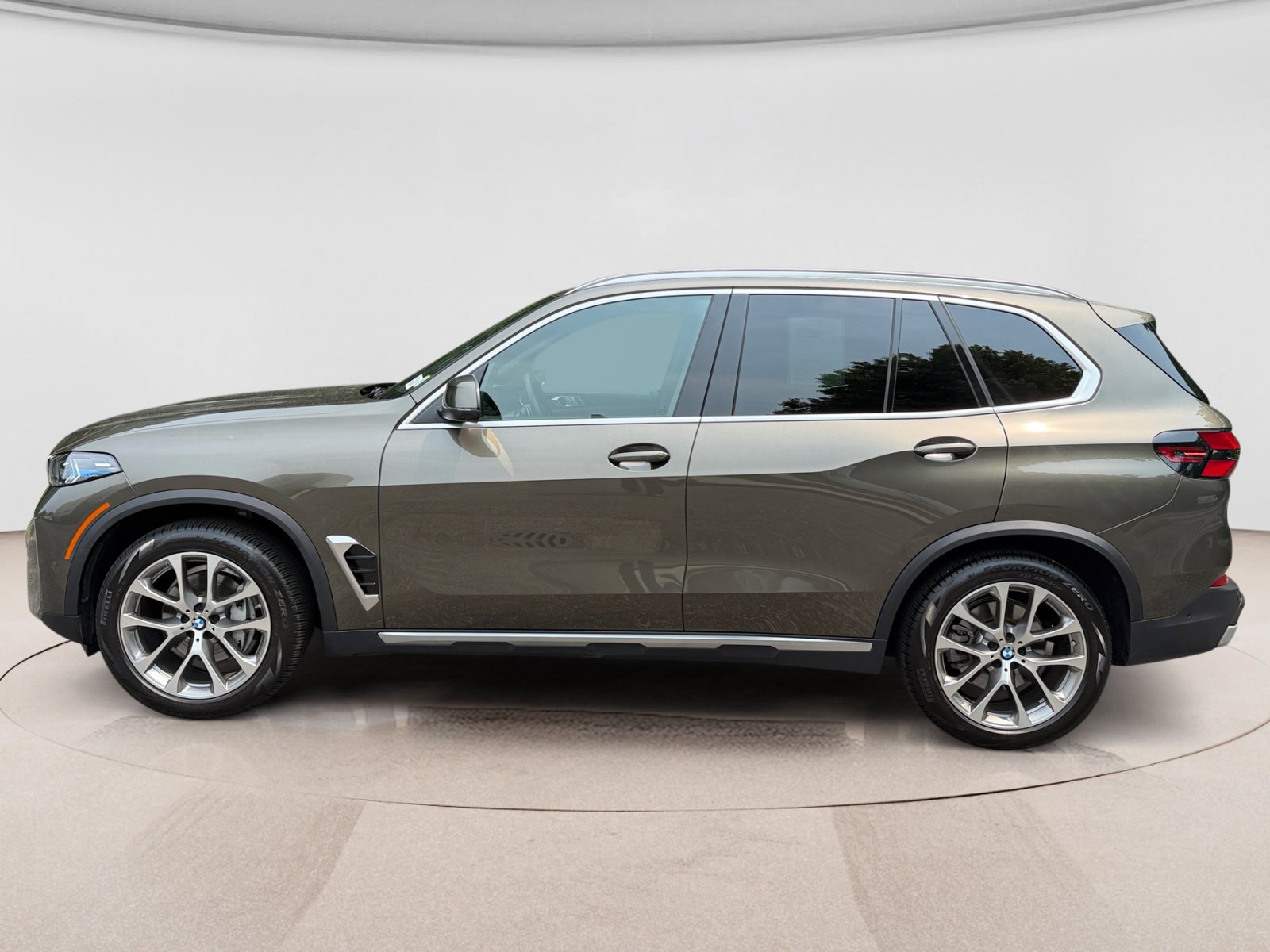 Used 2025 BMW X5 xDrive40i w/ Premium Package AWD/4WD image 2