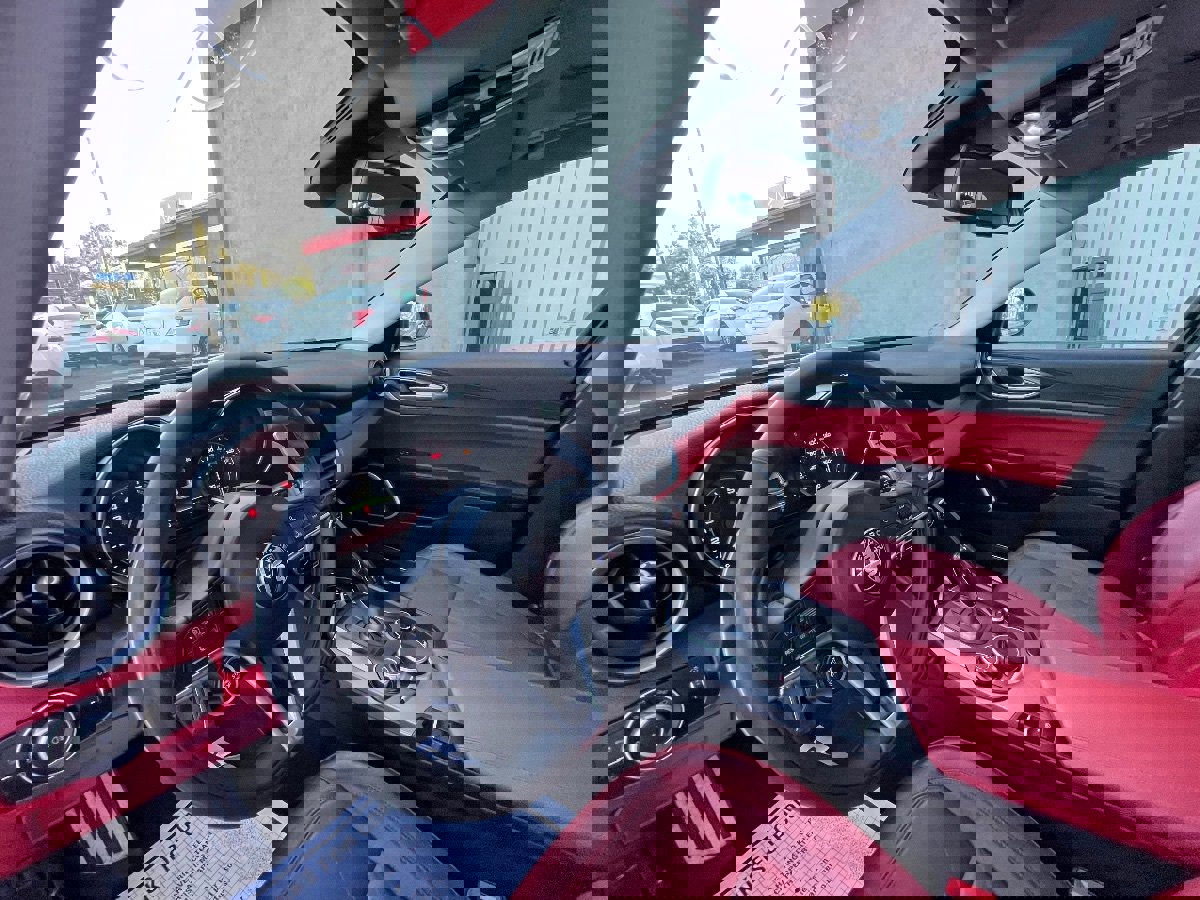 Used 2017 Alfa Romeo Giulia w/ Sport Appearance Package image 11