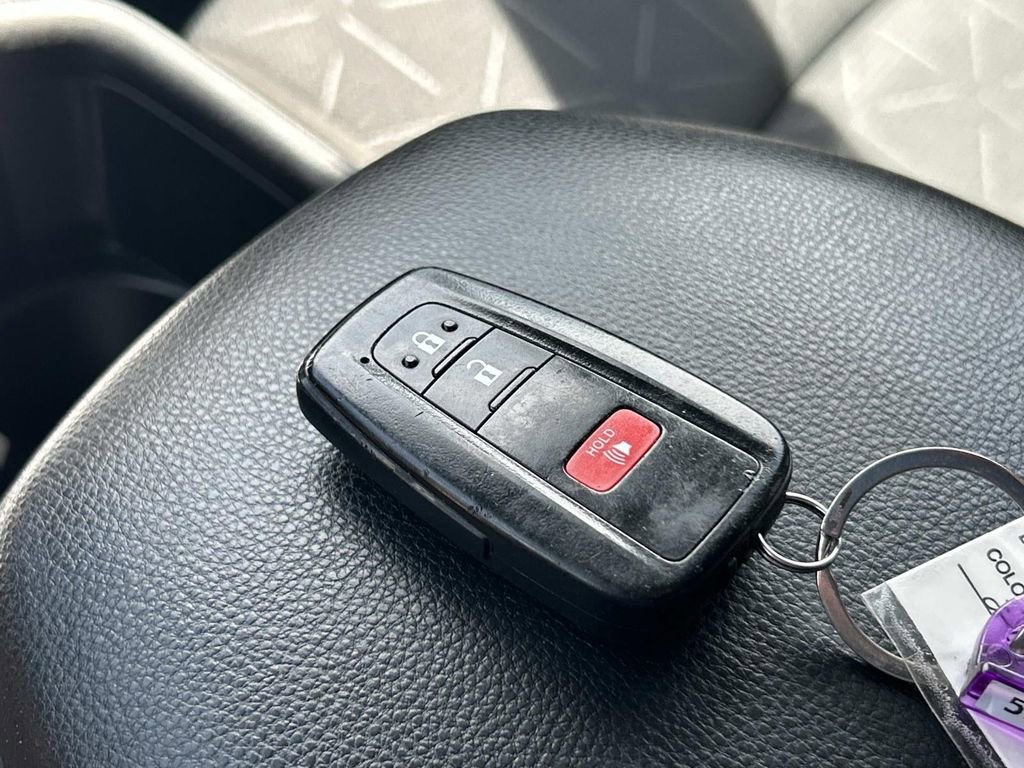 Used 2022 Toyota RAV4 XLE AWD/4WD image 27