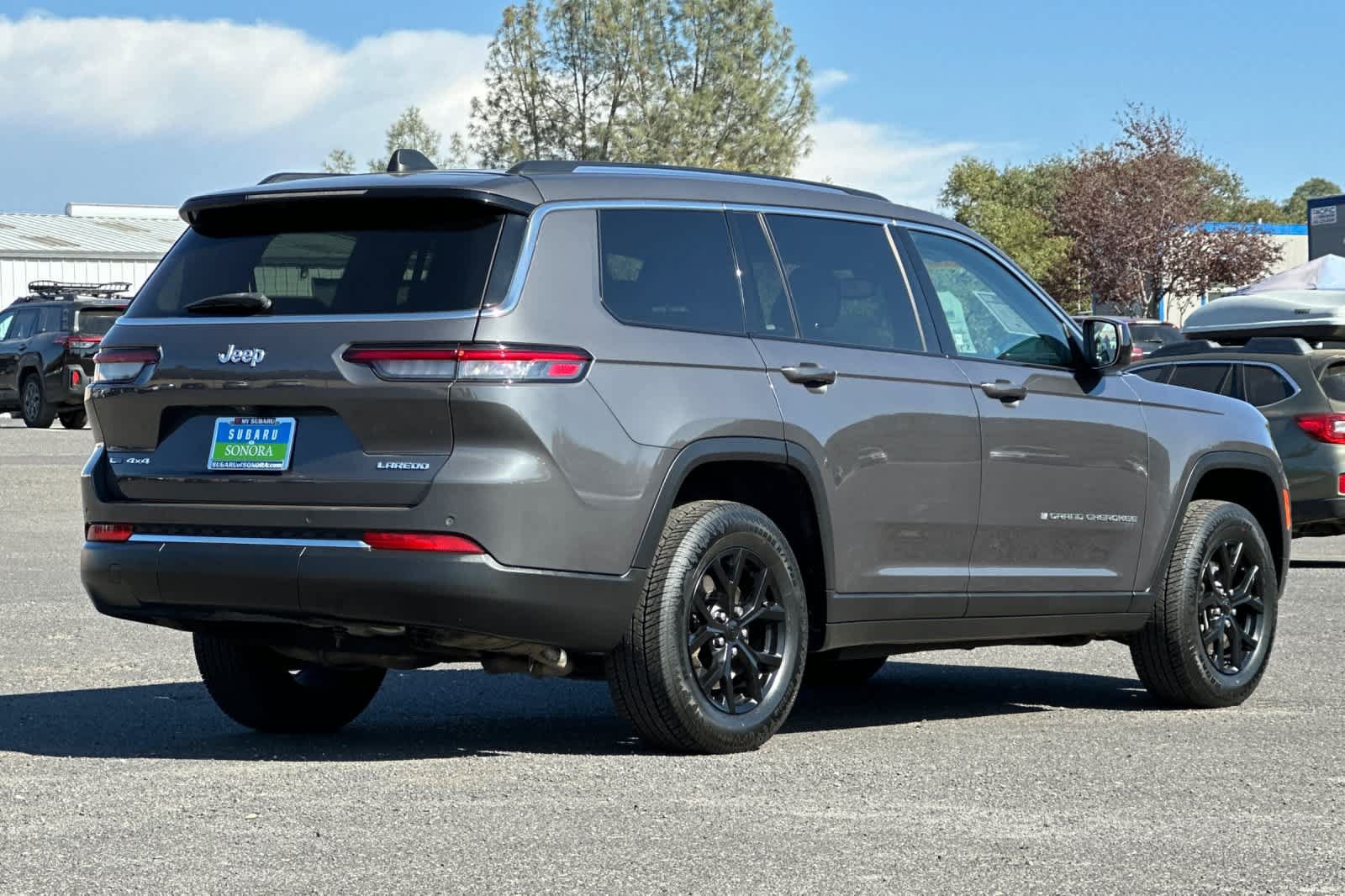 Used 2022 Jeep Grand Cherokee L Laredo w/ Luxury Tech Group I AWD/4WD image 3