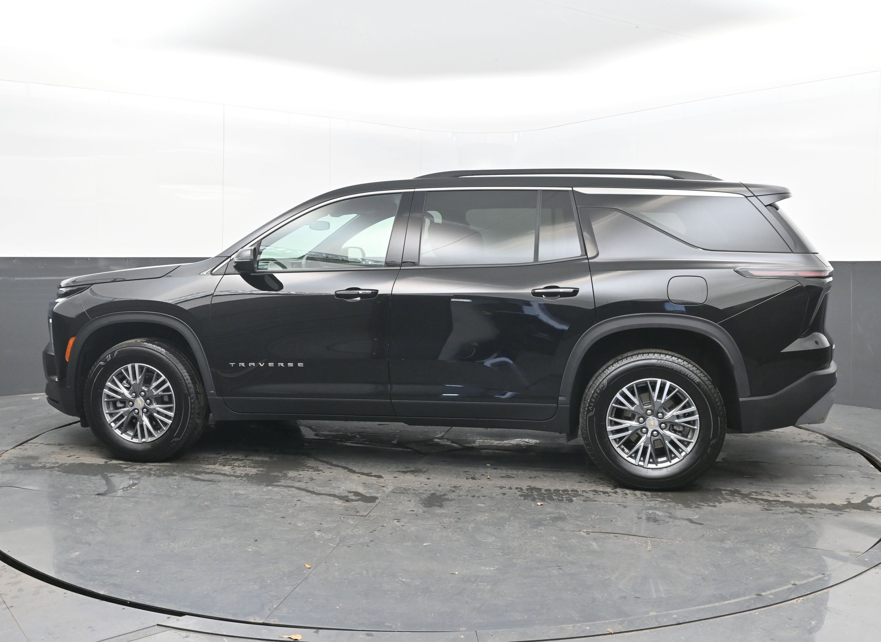 Used 2025 Chevrolet Traverse LT image 7