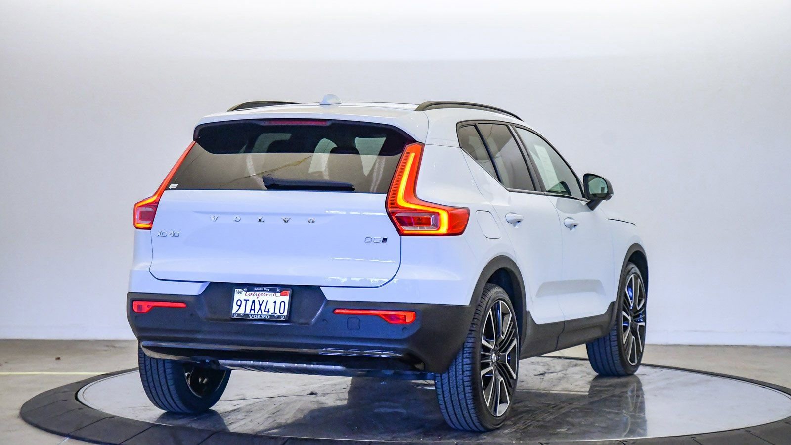 Certified 2025 Volvo XC40 B5 Ultra w/ Climate Package image 4