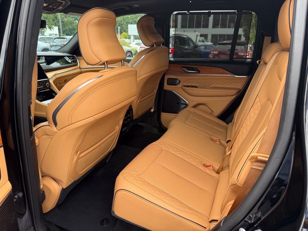 Used 2025 Jeep Grand Cherokee Summit AWD/4WD image 16