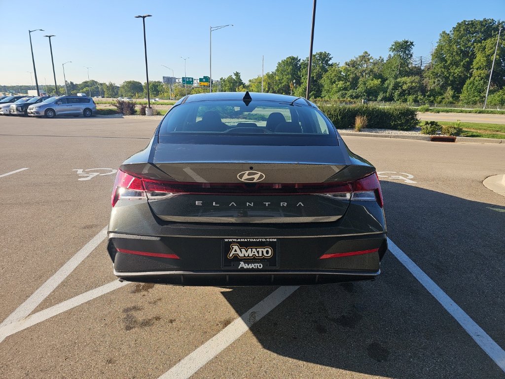 New 2026 Hyundai Elantra SE FWD image 4
