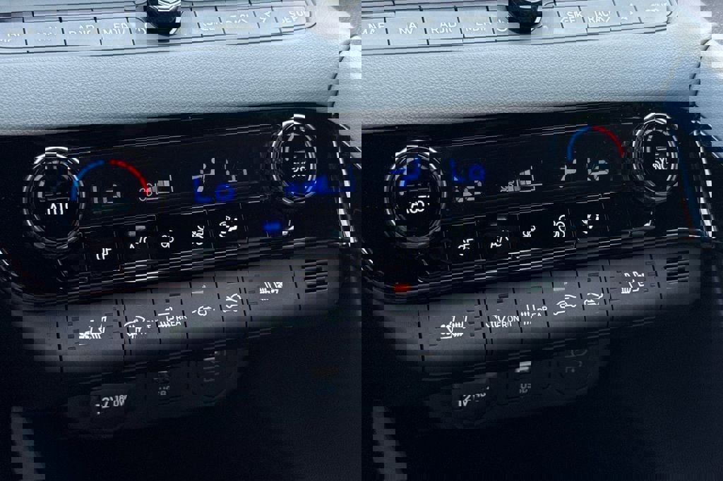 Used 2025 Hyundai Elantra Limited image 18