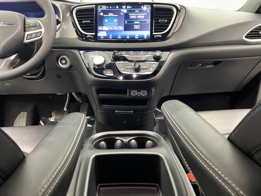 Used 2025 Chrysler Pacifica Select FWD image 49