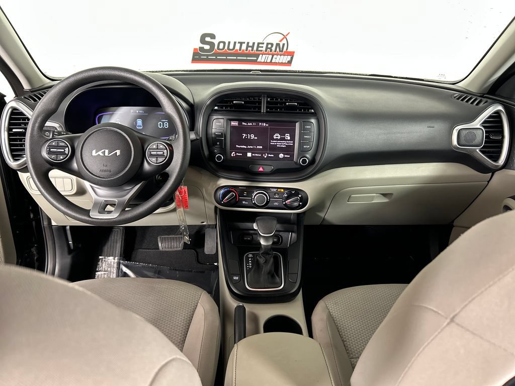Used 2025 Kia Soul LX w/ LX Technology Package FWD image 18