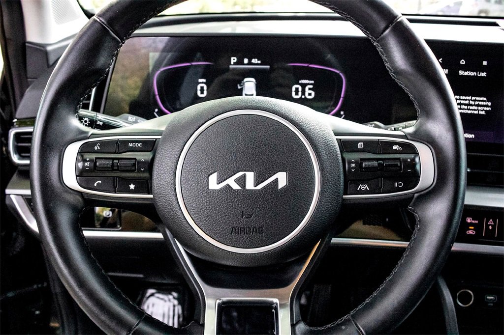 Used 2025 Kia Sportage EX image 17