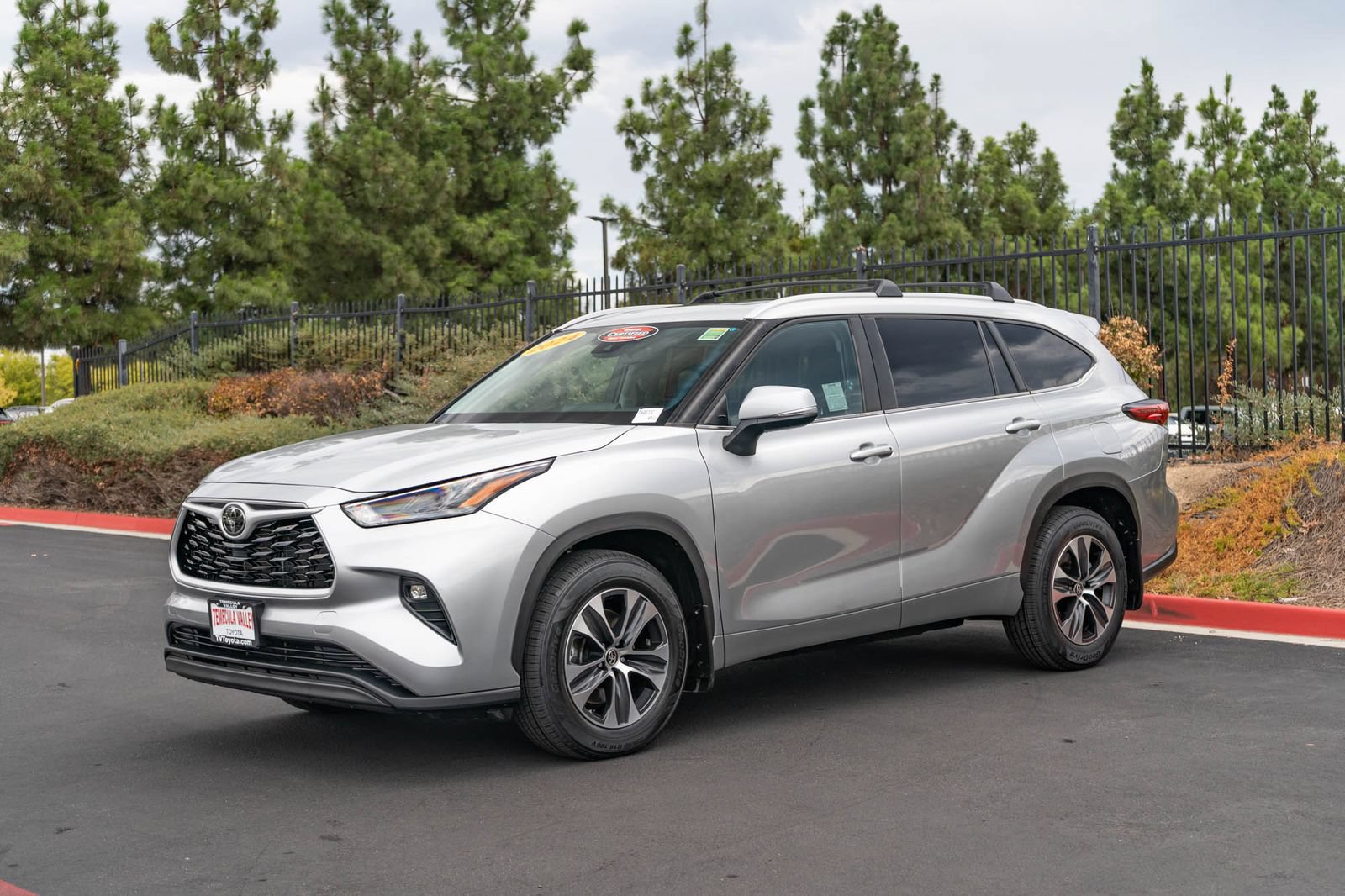 Used 2024 Toyota Highlander XLE FWD image 3