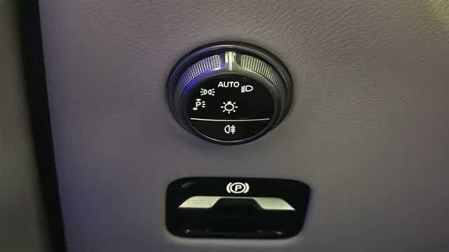 Used 2025 Mercedes-Benz GLC 300 4MATIC image 16