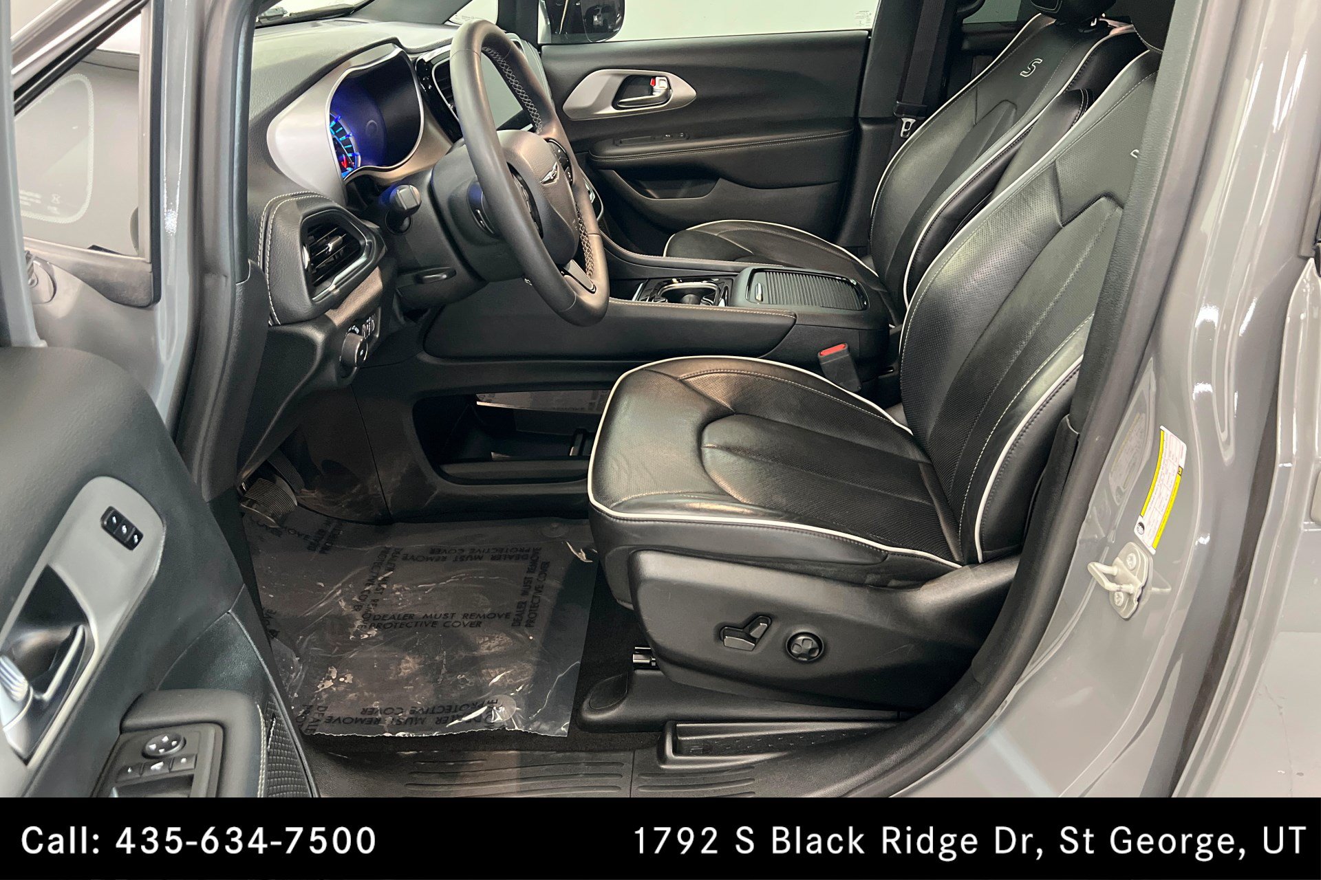 Used 2023 Chrysler Pacifica Limited w/ Uconnect Theater Family Group FWD image 17