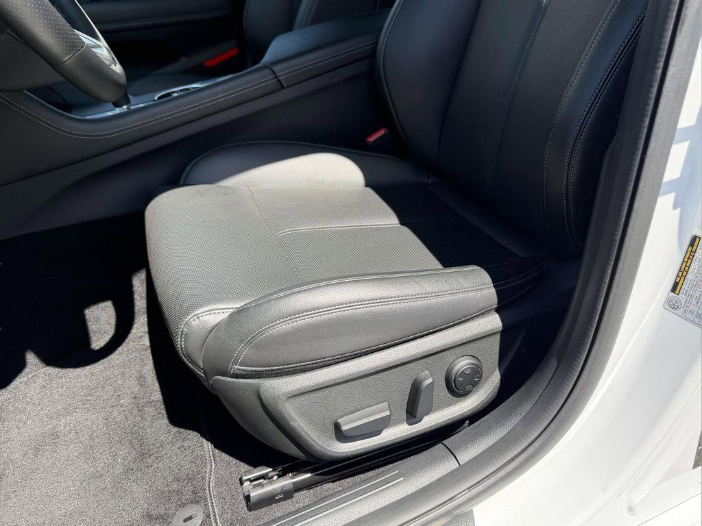 Used 2025 Genesis G70 2.5T image 16