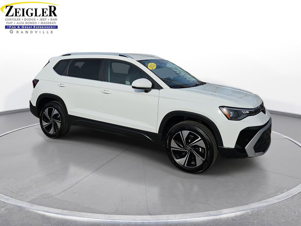 Used 2025 Volkswagen Taos SE AWD/4WD image 3