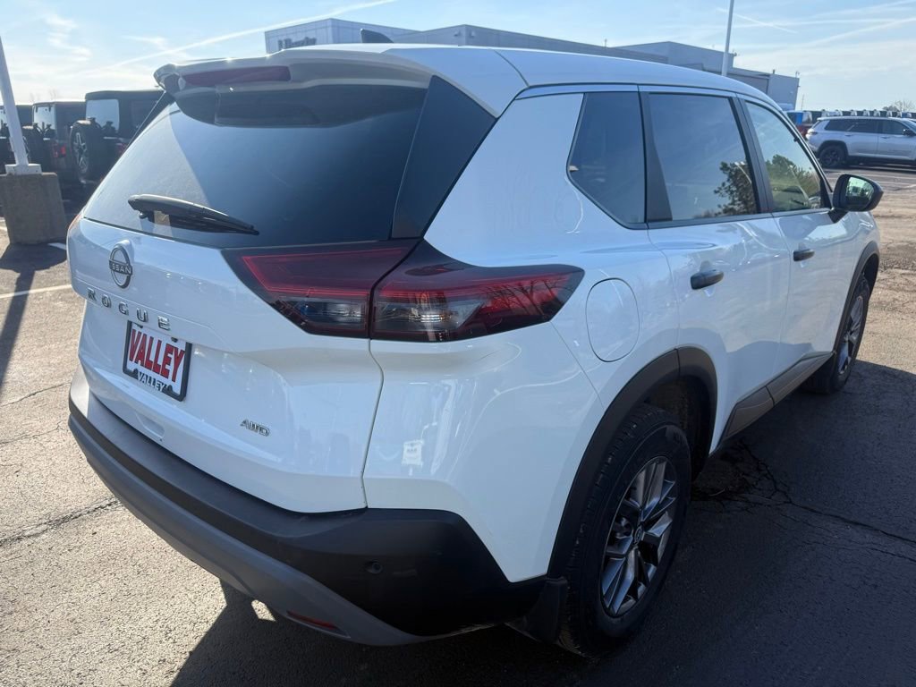 Used 2023 Nissan Rogue S AWD/4WD image 3