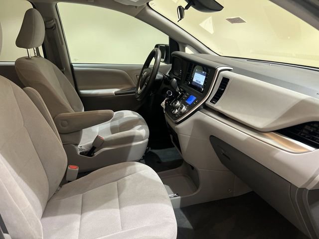 Used 2020 Toyota Sienna L image 23