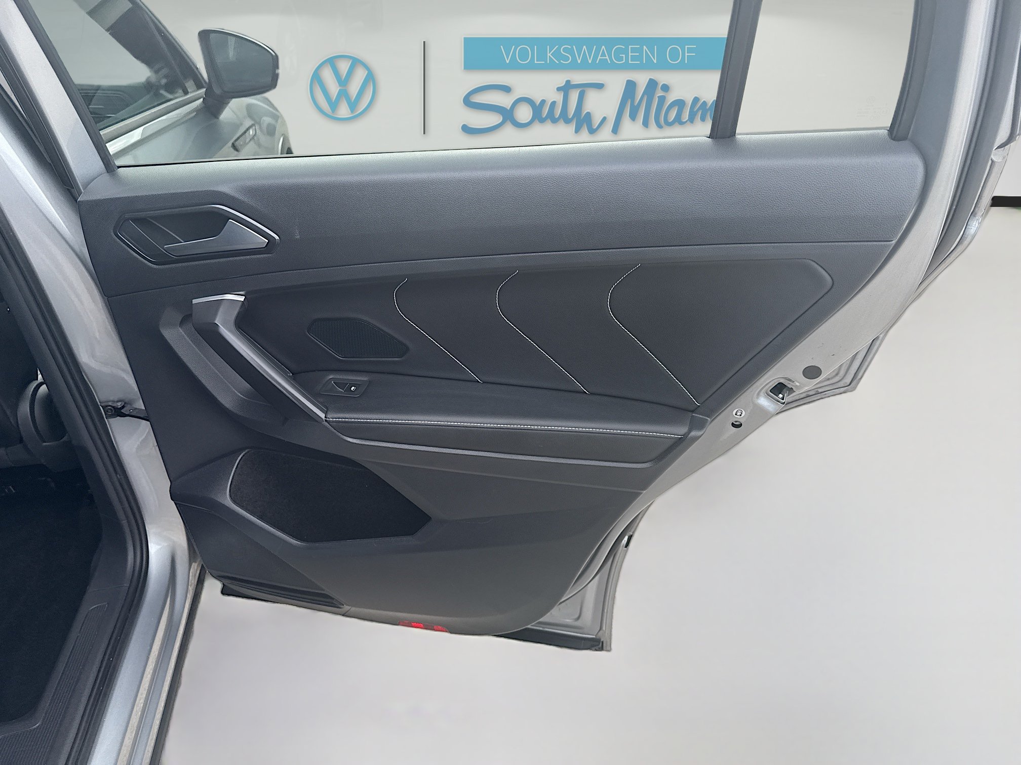 Used 2023 Volkswagen Tiguan SE R-Line FWD image 30