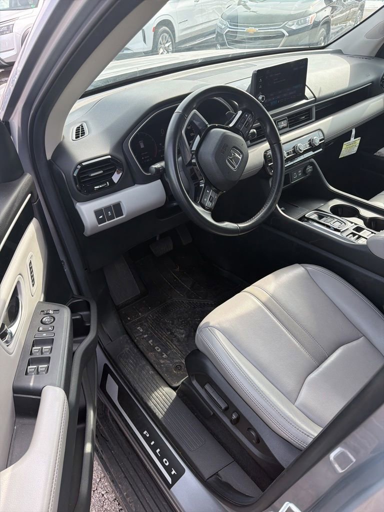Used 2025 Honda Pilot EX-L image 16