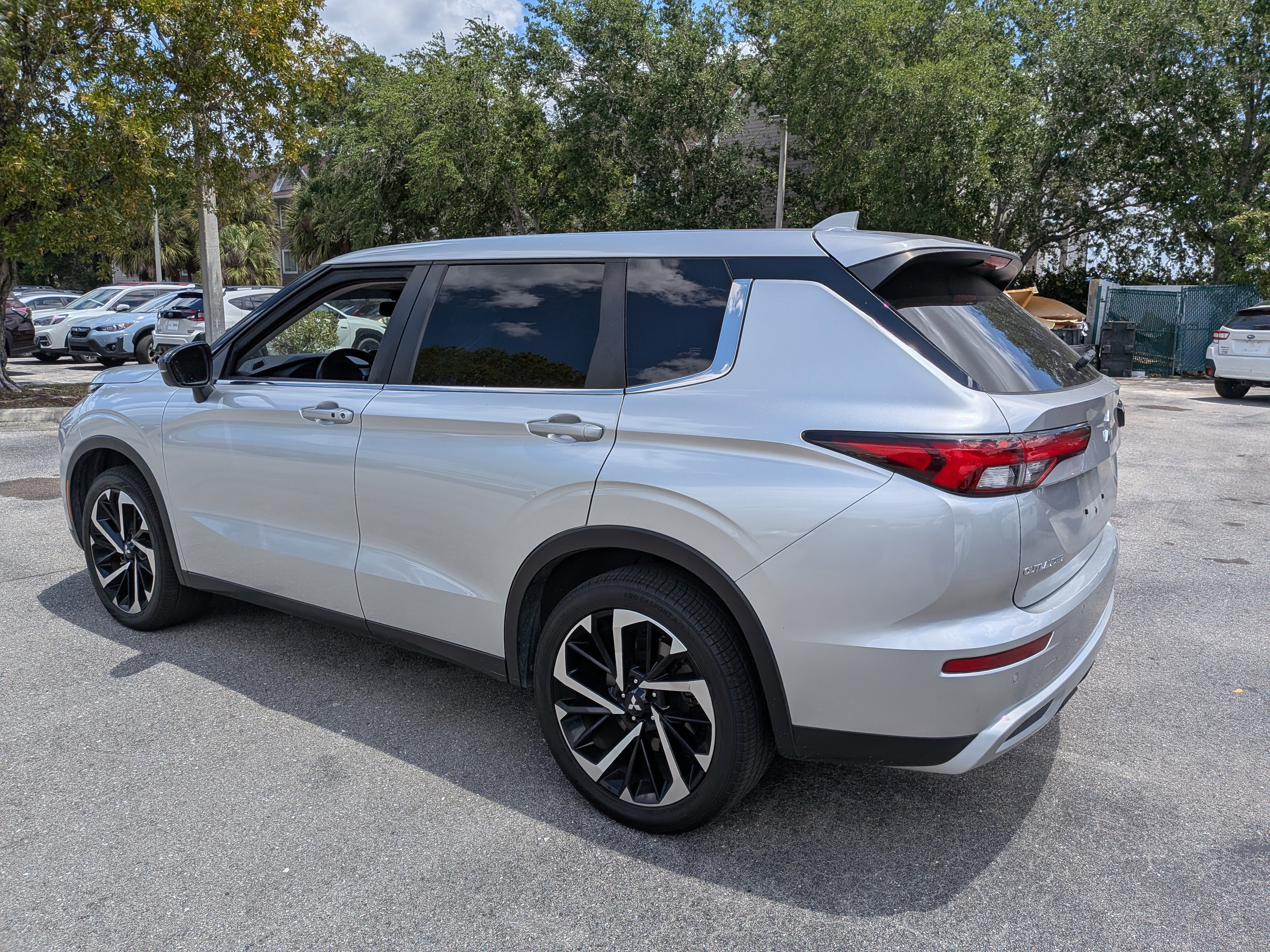 Used 2022 Mitsubishi Outlander SE image 6