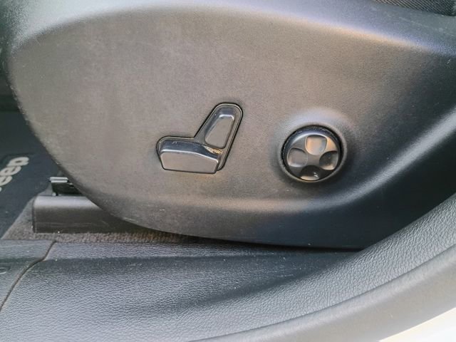 Used 2018 Jeep Cherokee Limited image 24