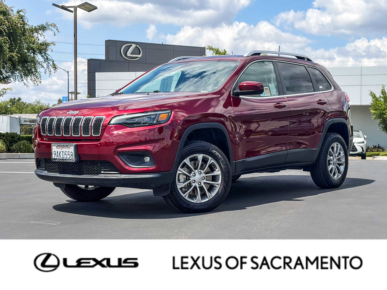 Used 2019 Jeep Cherokee Latitude Plus w/ Cold Weather Group AWD/4WD image 1