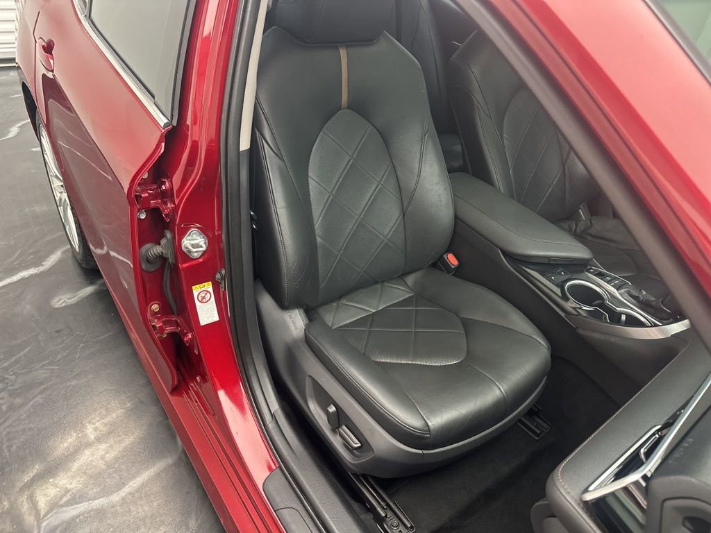 Used 2018 Toyota Camry XLE image 9