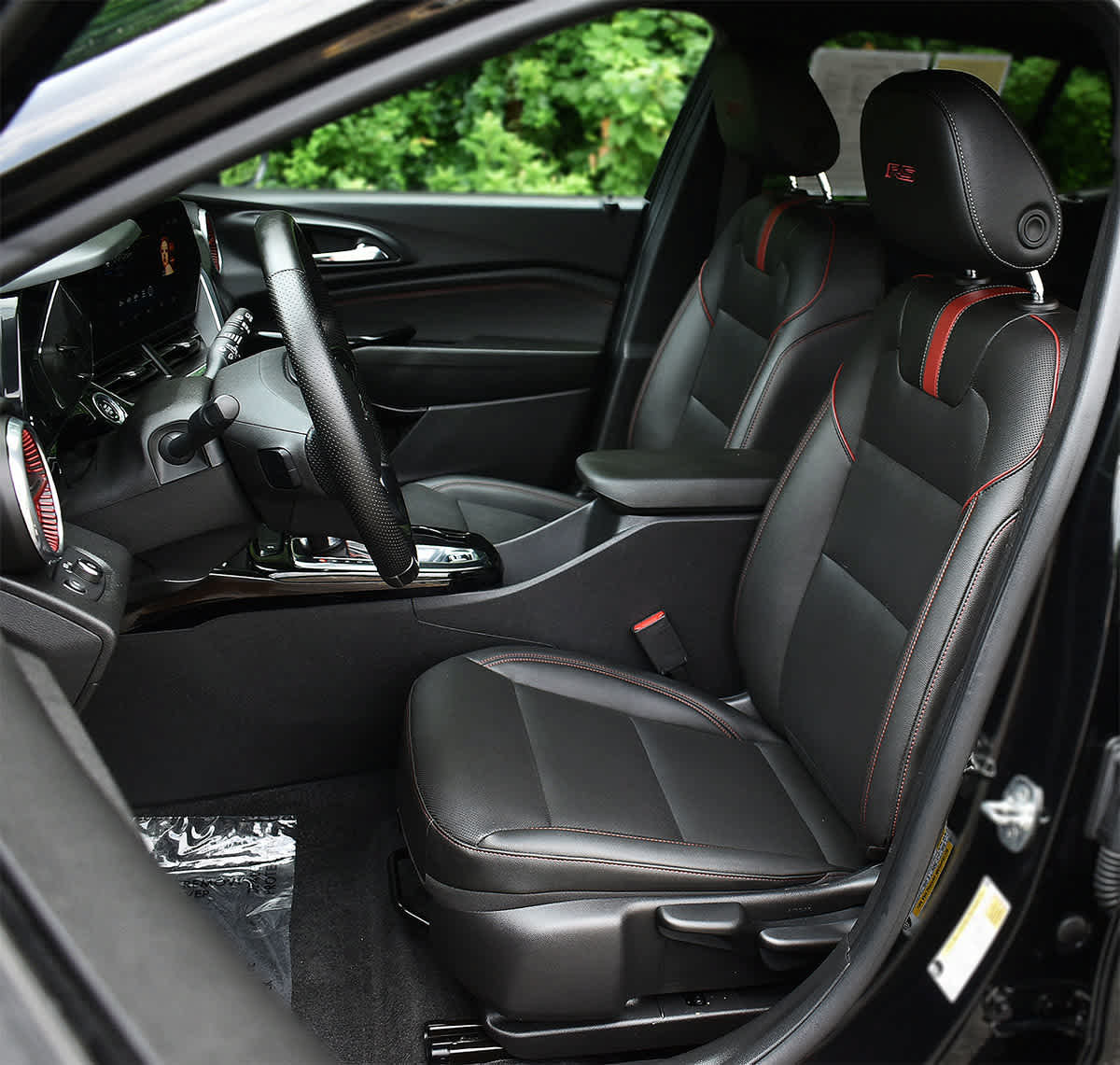 Used 2024 Chevrolet Trax RS w/ Sunroof Package FWD image 9