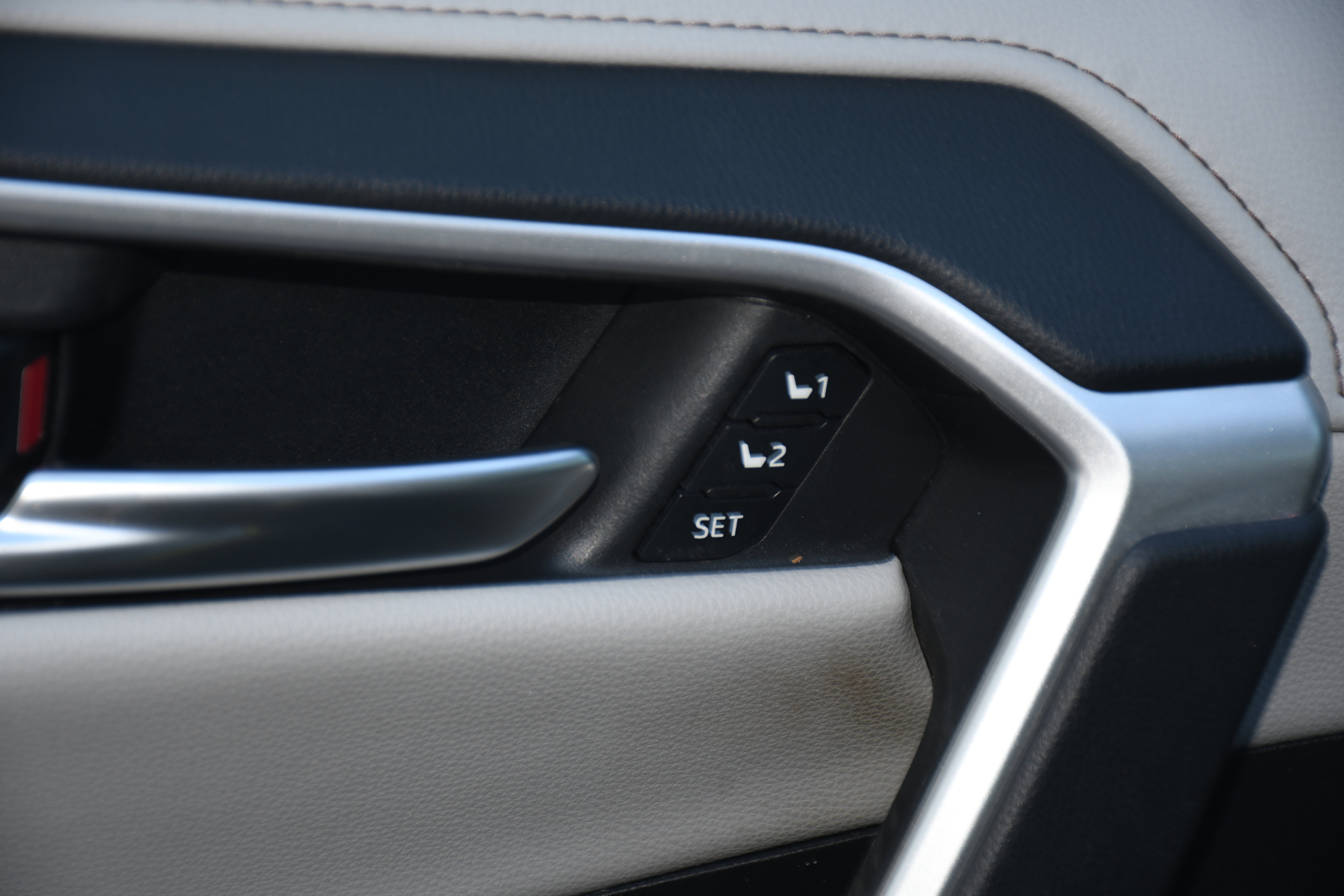 Used 2024 Toyota RAV4 Limited image 12