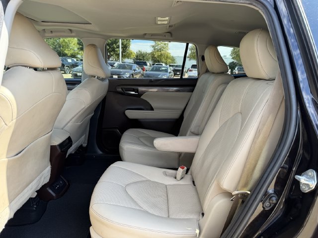 Used 2020 Toyota Highlander Limited FWD image 28