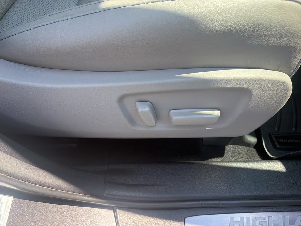 Used 2018 Toyota Highlander Limited AWD/4WD image 40
