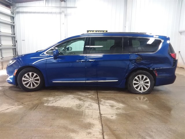 Used 2018 Chrysler Pacifica Touring-L image 2