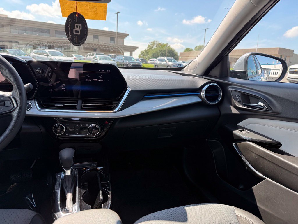 Used 2025 Chevrolet Trax LT FWD image 13