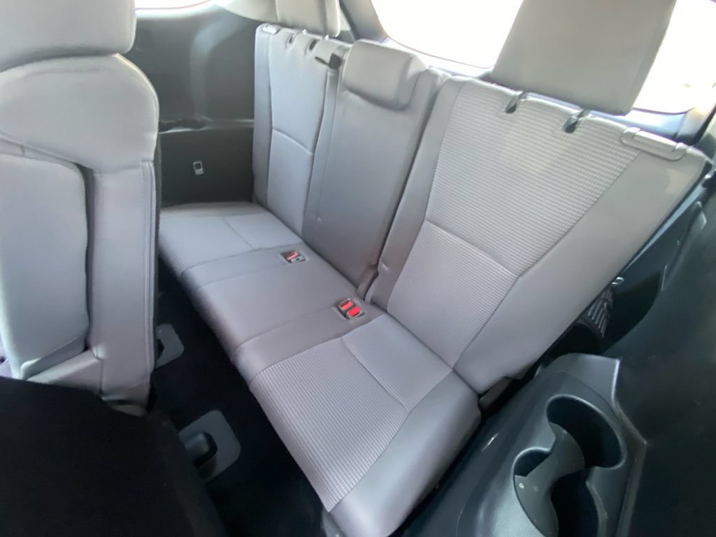 Used 2023 Toyota Highlander LE AWD/4WD image 27