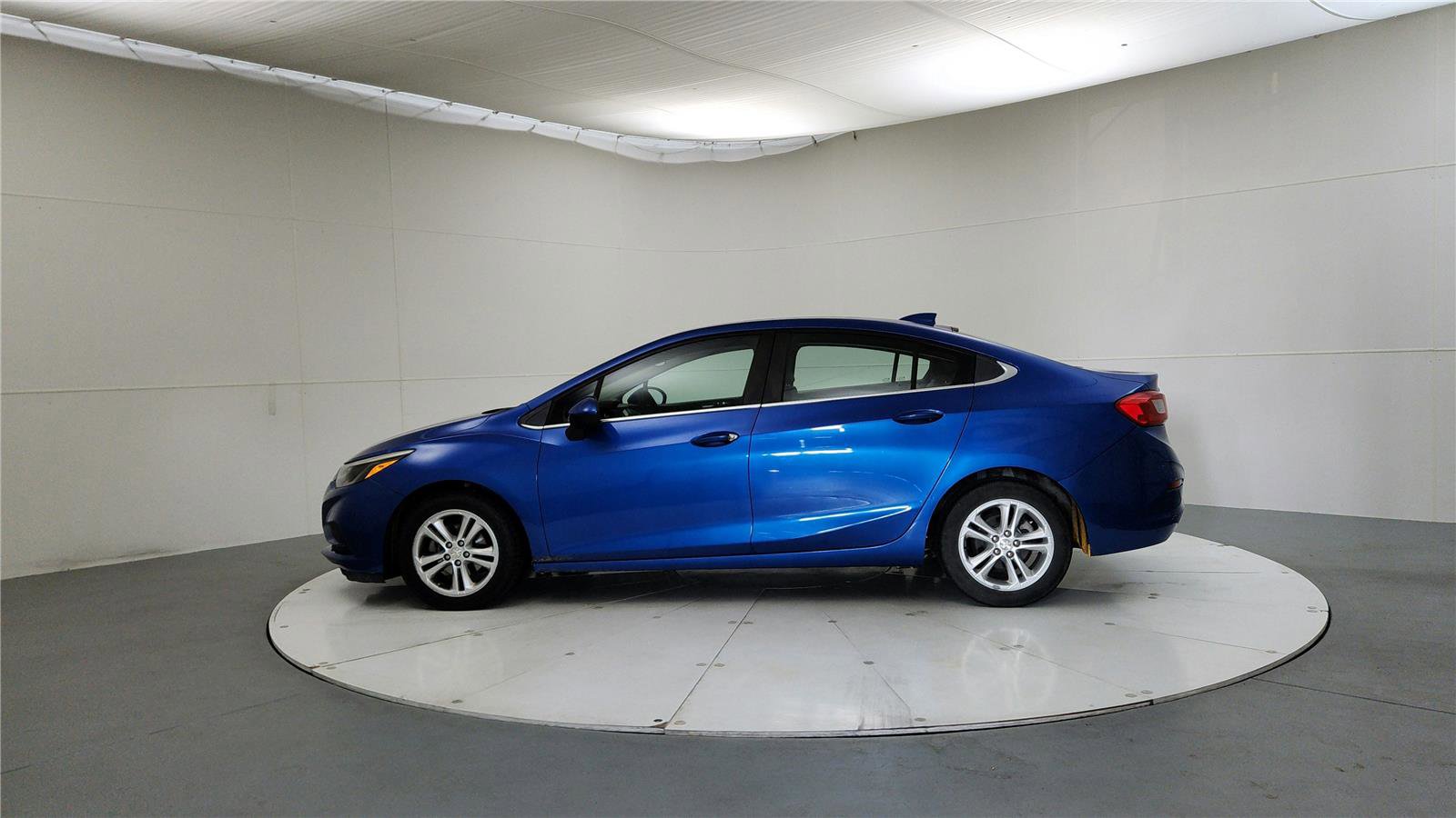 Used 2017 Chevrolet Cruze LT FWD image 4