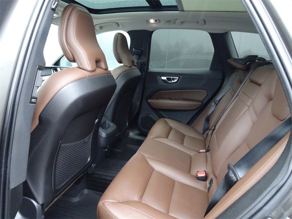 Used 2019 Volvo XC60 T5 Momentum w/ Multimedia Package image 15